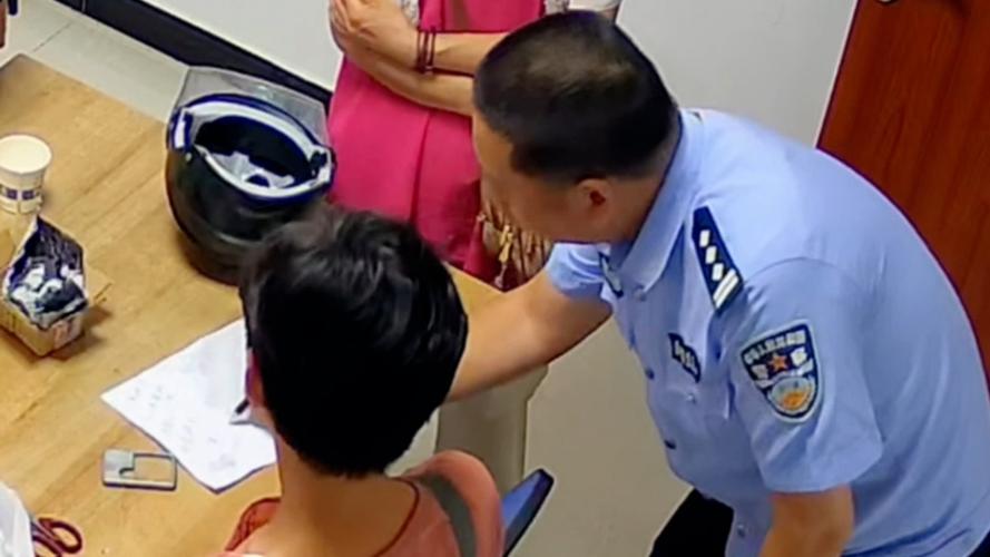 中年女子欲取80万买黄金引怀疑，民警劝阻终揭投资黄金诈骗骗局