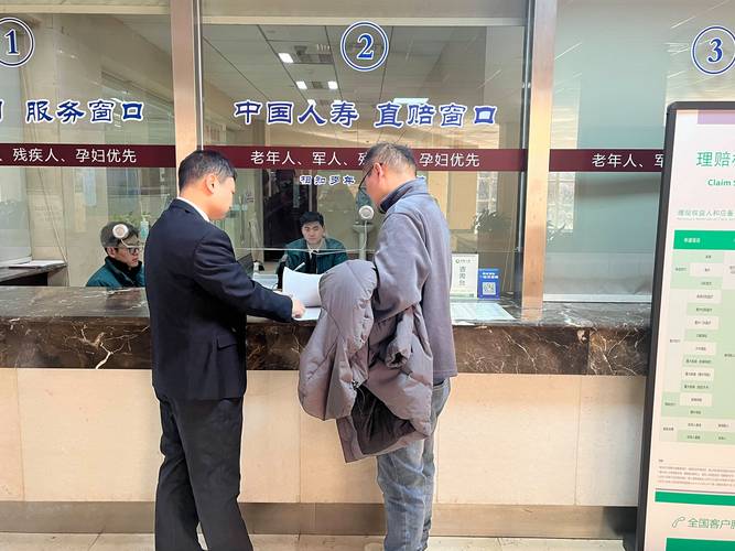 中国人保寿险梧州市分公司暖心上门服务，解老年客户业务难题