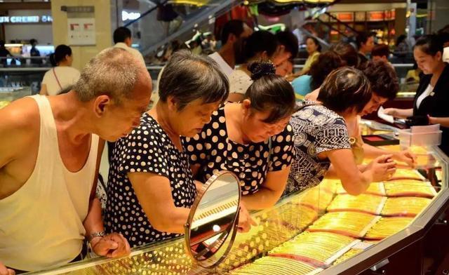 黄金价格下跌，中国大妈抢购，啥价格才是入手好时机？
